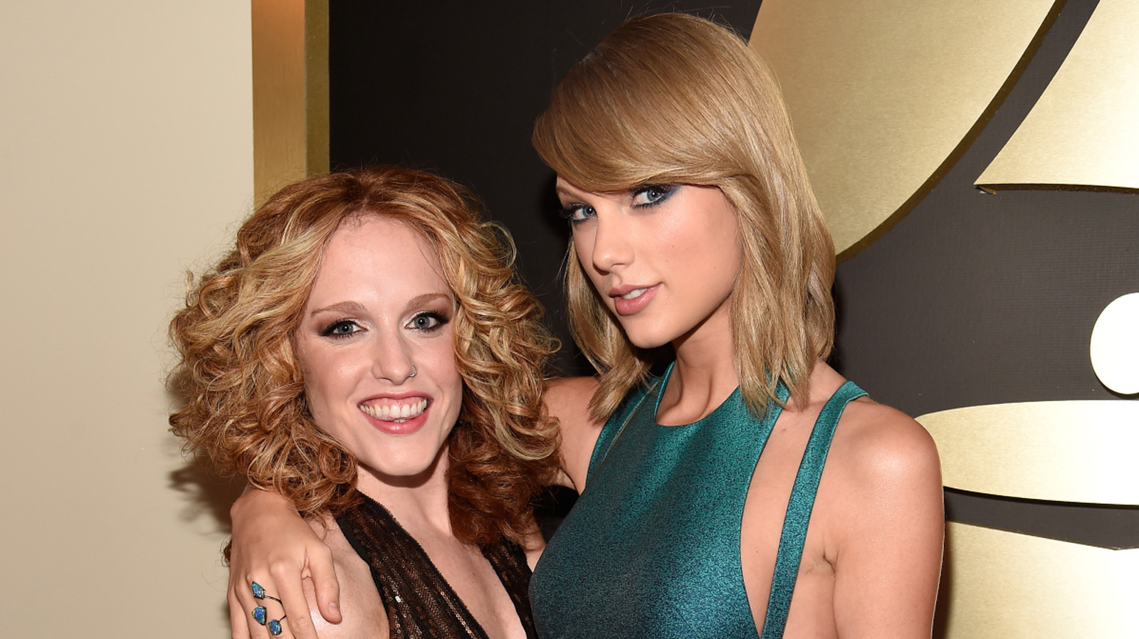 La meilleure amie ultime de Taylor Swift a un accident de mode lors de son mariage, tellement ça fait mal