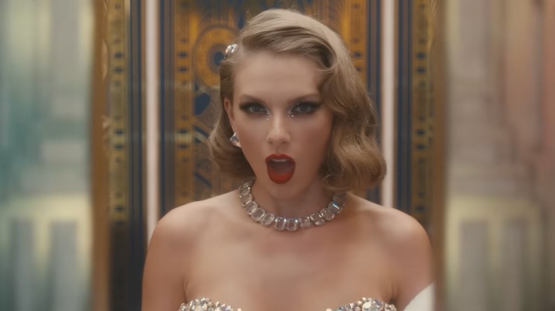 Taylor Swift avec un flapper bob dans le clip Bejeweled