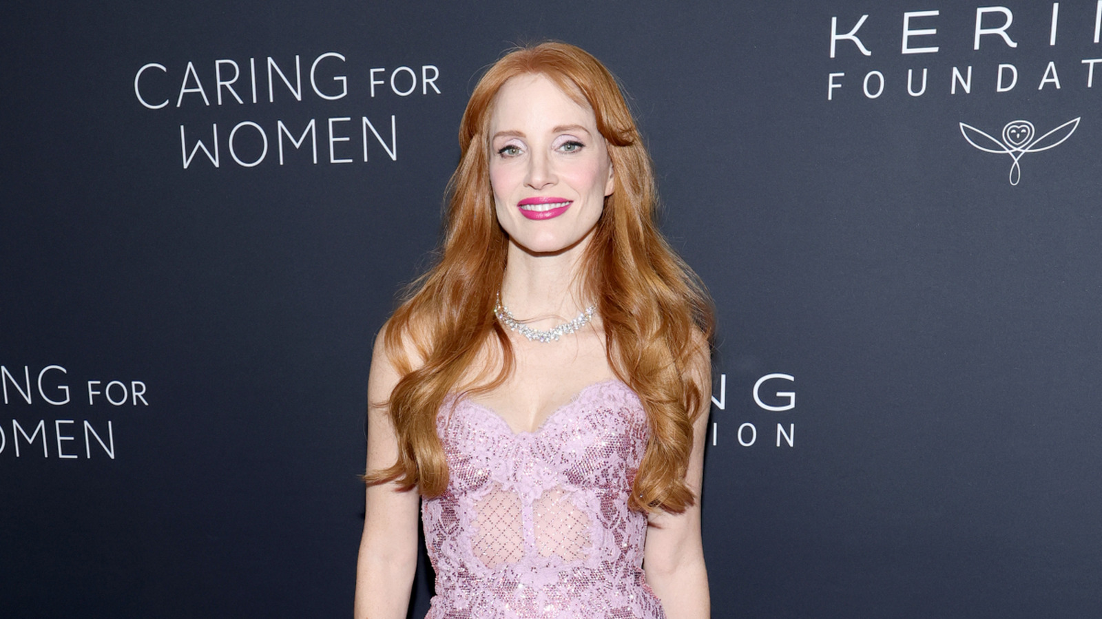 Jessica Chastain présente une coupe de cheveux d'inspiration vintage avant le mariage de Taylor Swift