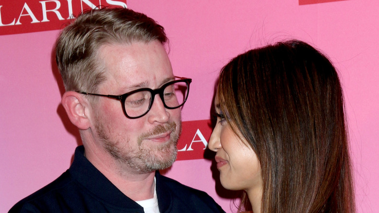 Brenda Song et Macaulay Culkin posant
