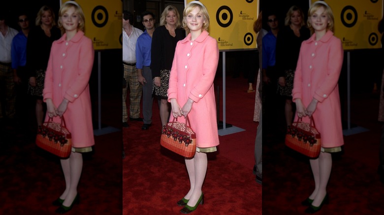 Zooey Deschanel portant un manteau rose lors de la première de 2002 