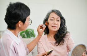 6 conseils pour appliquer une poudre bronzante sur une peau mature (et ce qu'il ne faut pas faire)