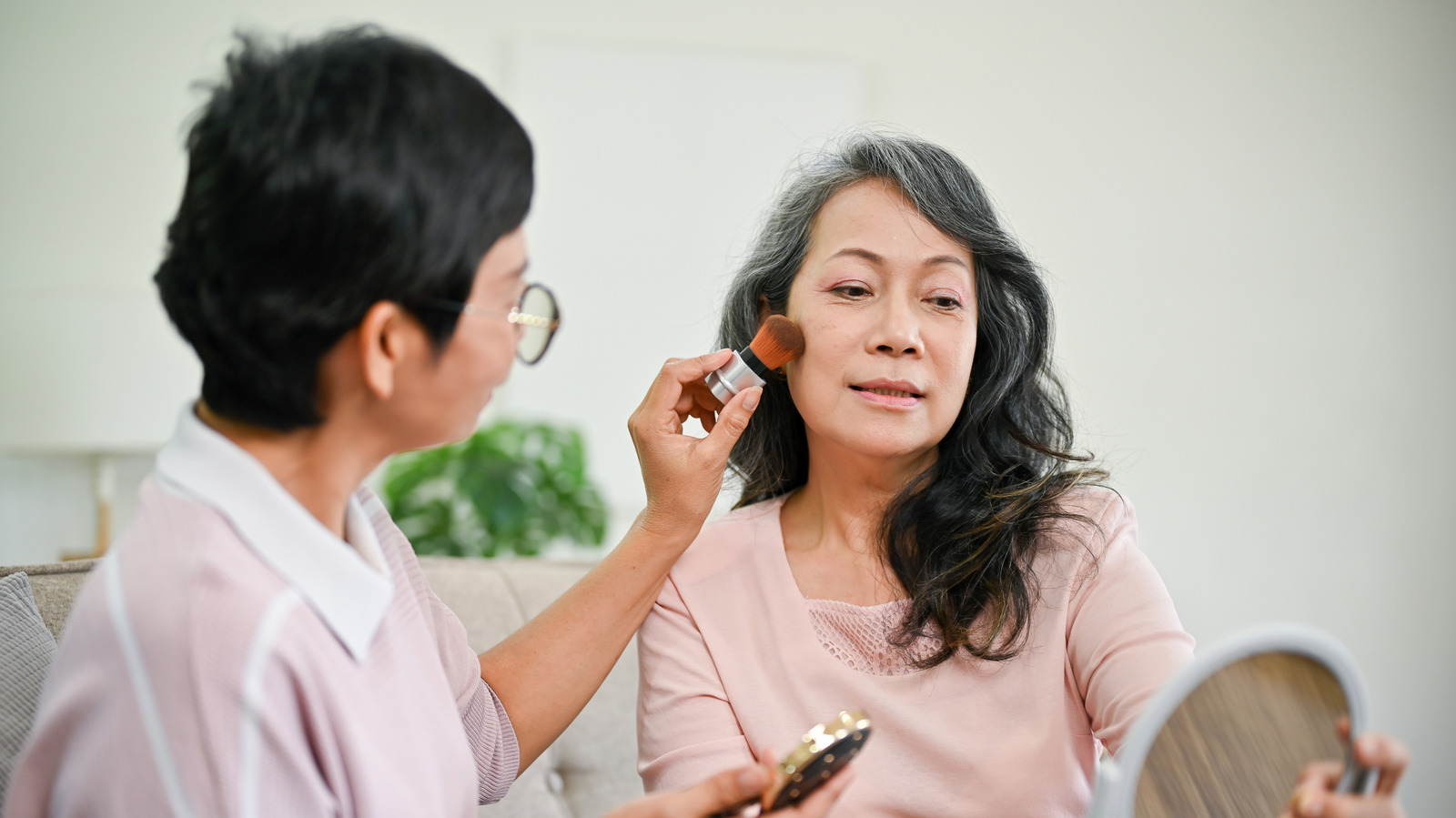 6 conseils pour appliquer une poudre bronzante sur une peau mature (et ce qu'il ne faut pas faire)