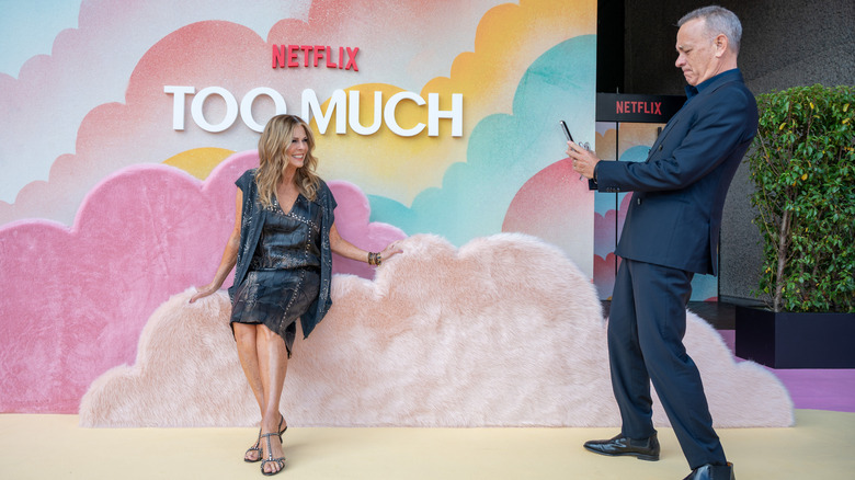 Tom Hanks prend une photo de Rita Wilson