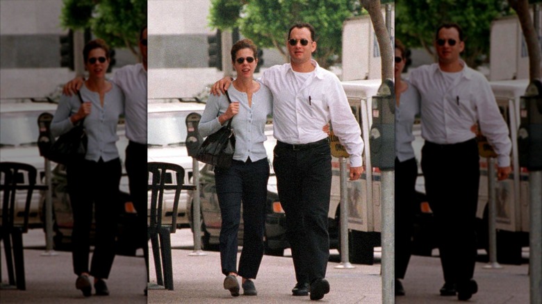 Tom Hanks et Rita Wilson marchant ensemble