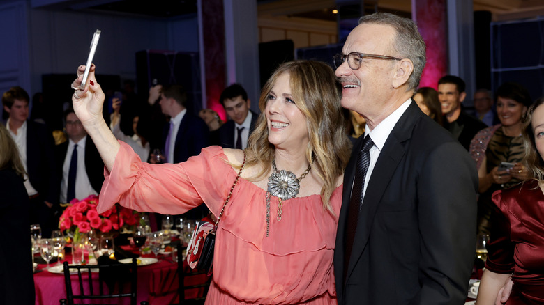 Tom Hanks et Rita Wilson prennent un selfie