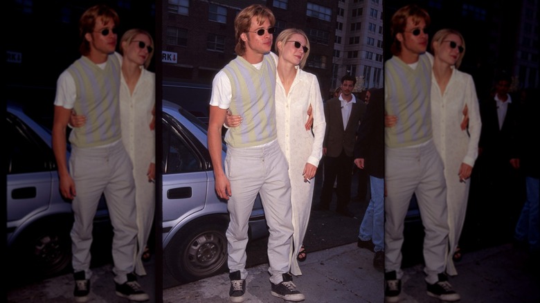 Gwyneth Paltrow et Brad Pitt, les bras l'un autour de l'autre, tenant tous deux des cigarettes allumées