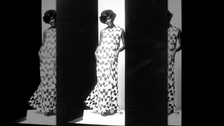 Dionne Warwick pose vêtue d'une robe à carreaux
