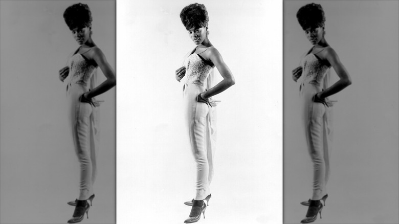 Dionne Warwick pose avec une grande coiffure en ruche