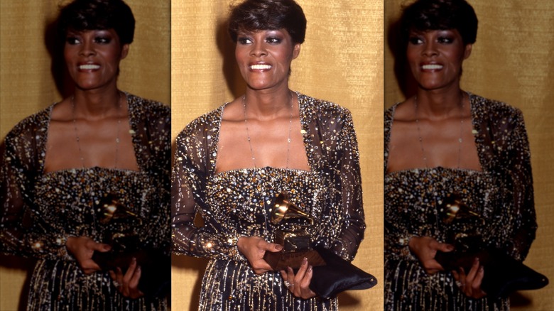 Dionne Warwick sourit dans une robe ornée