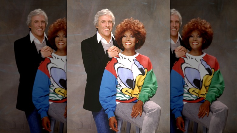 Burt Bacharach (à gauche) et Dionne Warwick (à droite) sourient