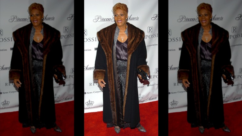 Dionne Warwick sourit dans un manteau de fourrure long au sol de style afghan