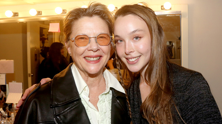 Annette Bening souriant avec Ella Beatty dans les coulisses du spectacle de Broadway 
