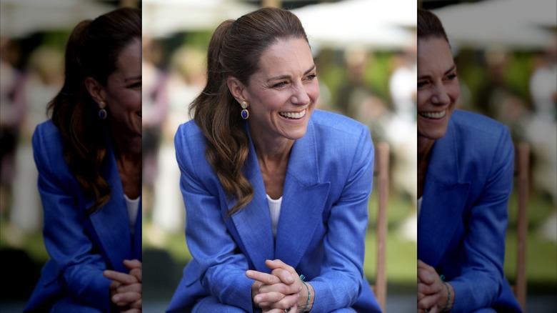 Kate Middleton en queue de cheval et costume bleu à Wimbledon en 2026