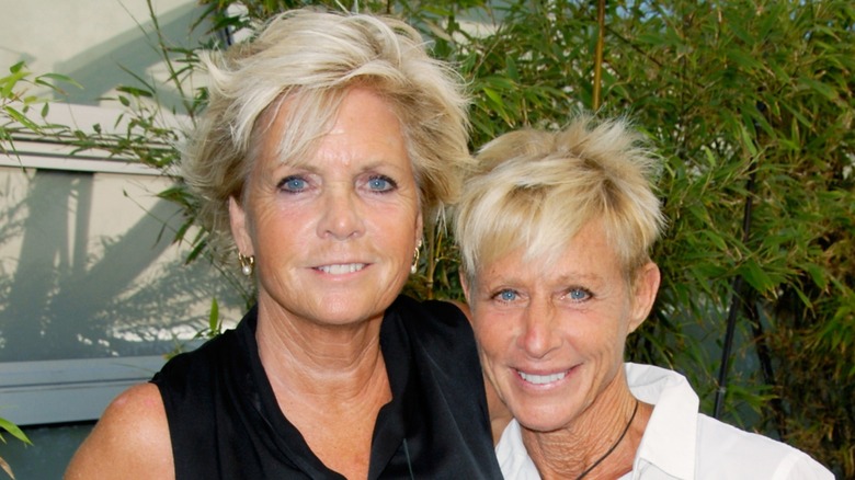 Meredith Baxter souriante aux côtés de sa femme Nancy Locke