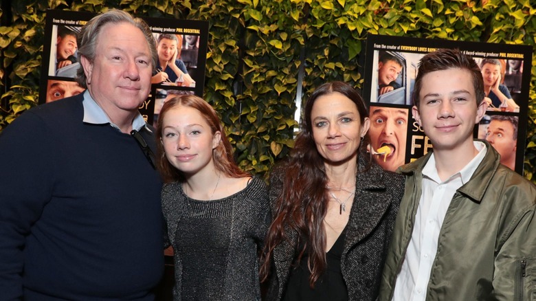 Justine Bateman et son mari Mark Fluent posant pour une photo avec leurs enfants