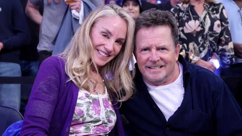 Tracy Pollan souriant et posant la tête contre celle de son mari Michael J Fox