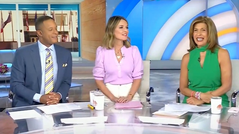Craig Melvin, Savannah Guthrie et Hoda Kotb assis à un bureau dans Today
