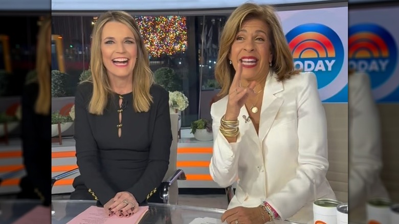 Savannah Guthrie assise aux côtés de Hoda Kotb dans Today dans une tenue noire