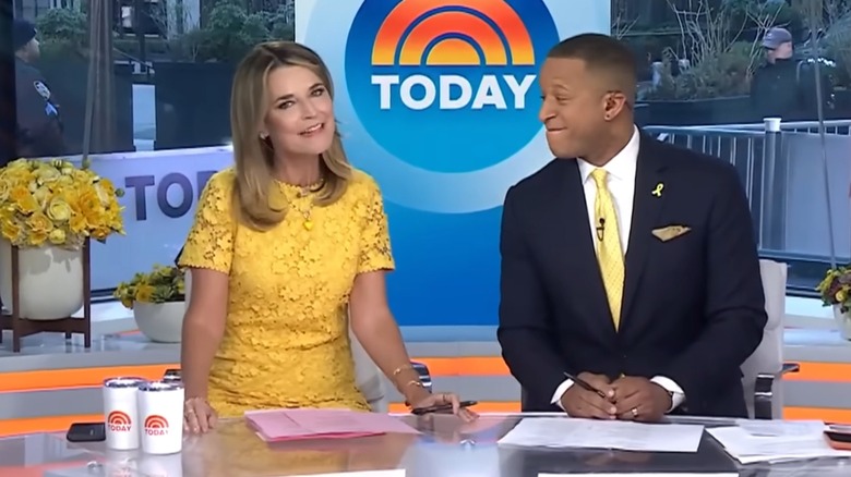 Savannah Guthrie porte une robe jaune alors qu'elle est assise aux côtés de Craig Melvin dans Today