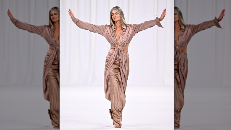 Paulina Porizkova défile sur le défilé Balmain Femme Printemps-Été 2024