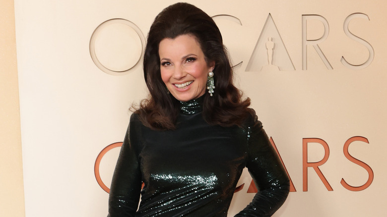 Fran Drescher aux Oscars 2026 dans une robe noire à sequins