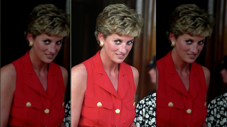 La princesse Diana porte une robe rouge sans manches avec des boutons dorés