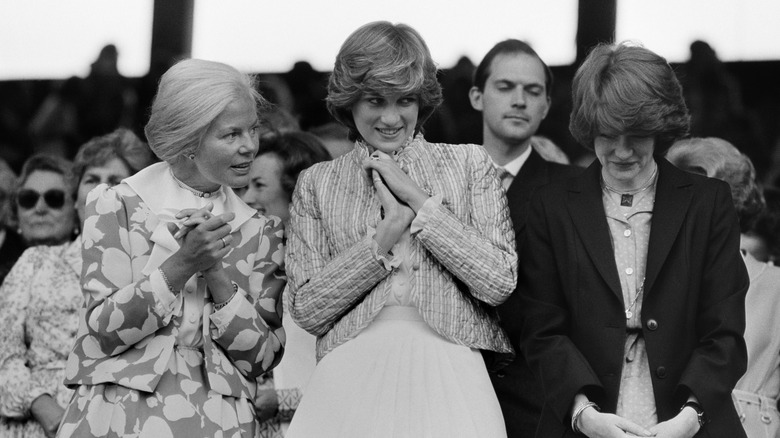 La princesse Diana dans les tribunes de Wimbledon dans une veste et une robe matelassées