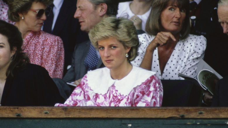 La princesse Diana dans les tribunes de Wimbledon portant une robe à fleurs rose