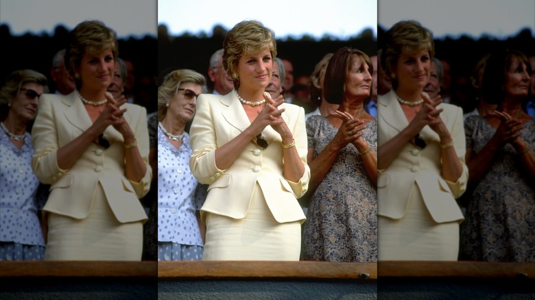 La princesse Diana dans les tribunes de Wimbledon vêtue d'un costume jaune pâle
