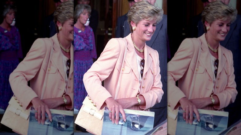 La princesse Diana marchant et portant une veste de costume couleur pêche