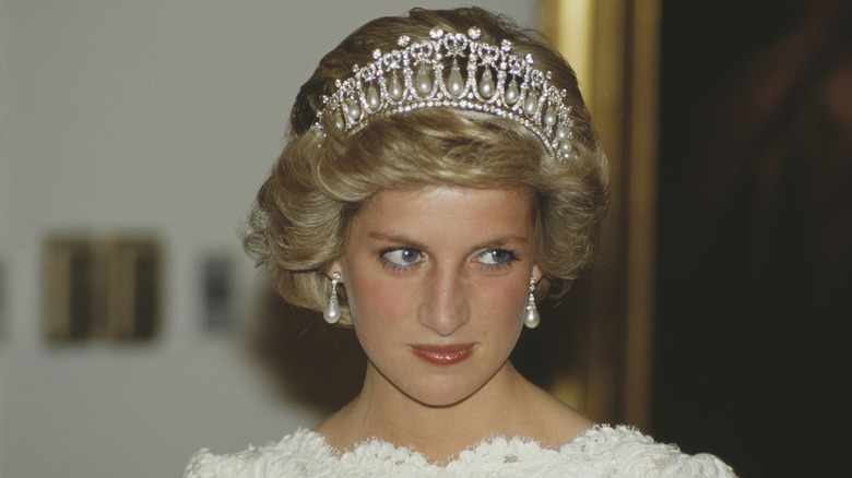 La princesse Diana porte un diadème