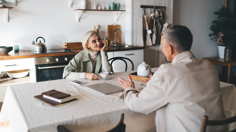 Un couple d'âge mûr ayant une conversation à une table