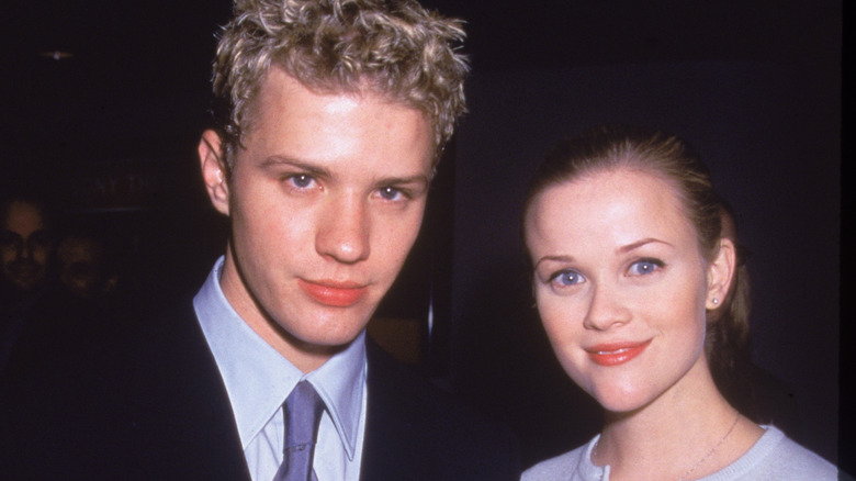 Ryan Phillippe et Reese Witherspoon souriants en 1998
