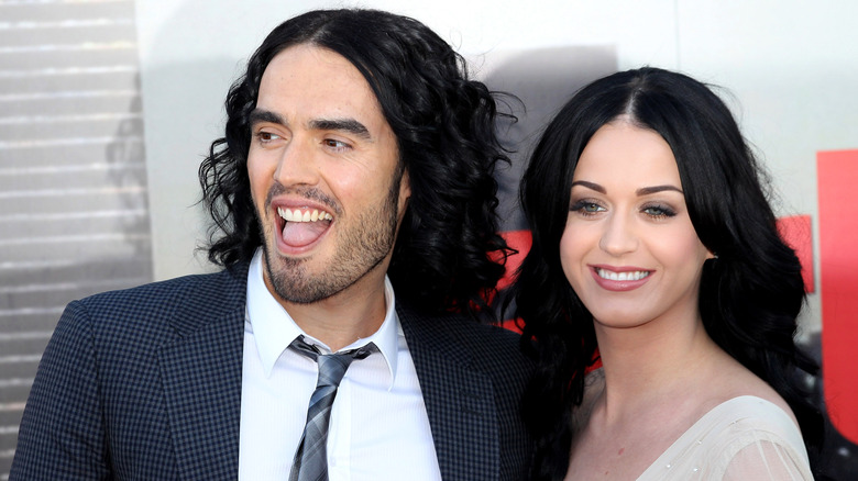 Katy Perry et Russell Brand souriaient sur le tapis rouge en 2011