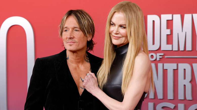Nicole Kidman et Keith Urban souriants sur le tapis rouge en 2025