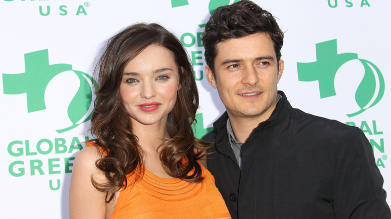 Miranda Kerr et Orlando Bloom souriants sur le tapis rouge en 2011
