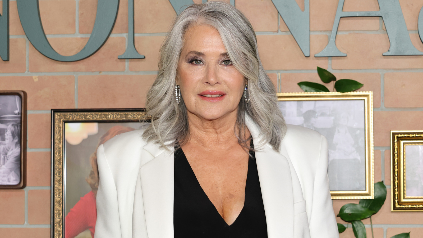 Lorraine Bracco a adopté ses magnifiques cheveux gris et cela lui a permis de gagner des « heures » dans le salon