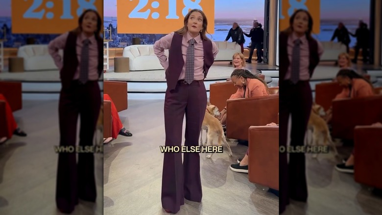 Photo de Drew Barrymore lors de son émission-débat de jour portant un look inspiré de la mode masculine