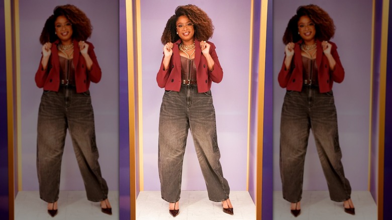 Jennifer Hudson s'accroche aux revers de son blazer tout en posant pour un instantané de sa tenue