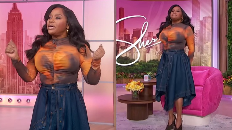 Image partagée de Sherri Shepherd portant un haut tie-dye avec une jupe en jean lors de son émission-débat de jour