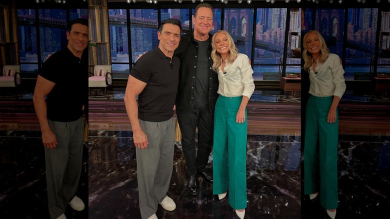 Kelly Ripa posant avec Mark Consuelos et Brendan Fraser tout en portant une chemise et un pantalon rayés