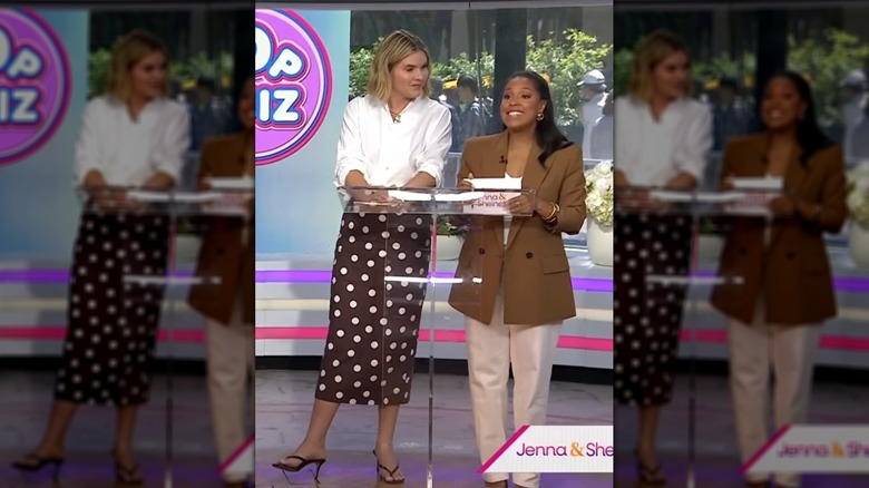 Jenna Bush Hager aux côtés de Sheinelle Jones, vêtue d'une jupe à pois et d'un bouton blanc.