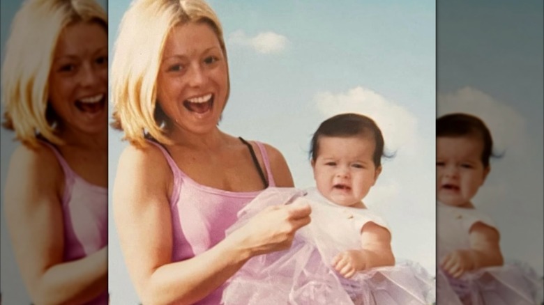 Kelly Ripa tient sa fille Lola Consuelos dans ses bras sur une photo de 2001