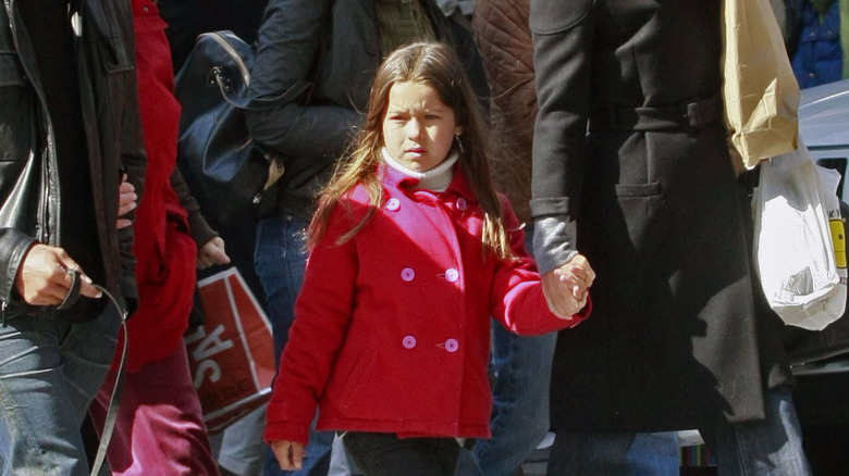 Lola Consuelos marchant et tenant la main de Kelly Ripa
