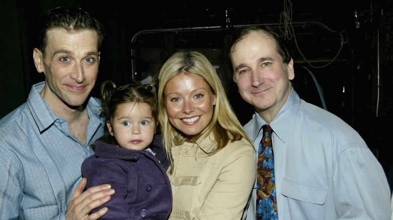 Jay Goede, Lola Consuelos et leur mère Kelly Ripa avec Mark Linn-Baker souriant