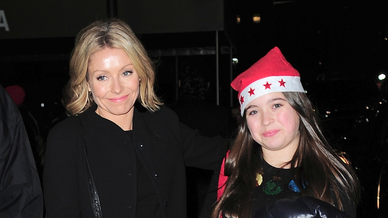 Kelly Ripa et Lola Grace Consuelos souriantes