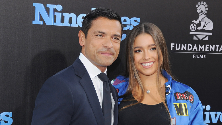 Mark Consuelos et Lola Consuelos posant
