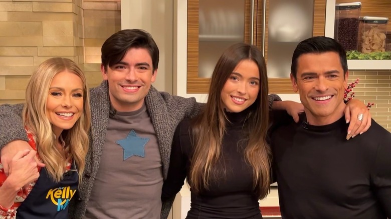 Kelly Ripa et Mark Consuelos avec deux de leurs trois enfants sur le plateau