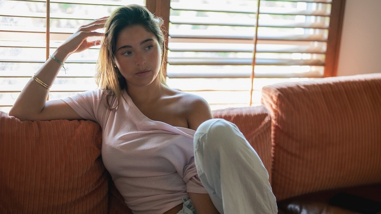 Une photo de Lola Consuelos assise sur un canapé, une main sur la tête